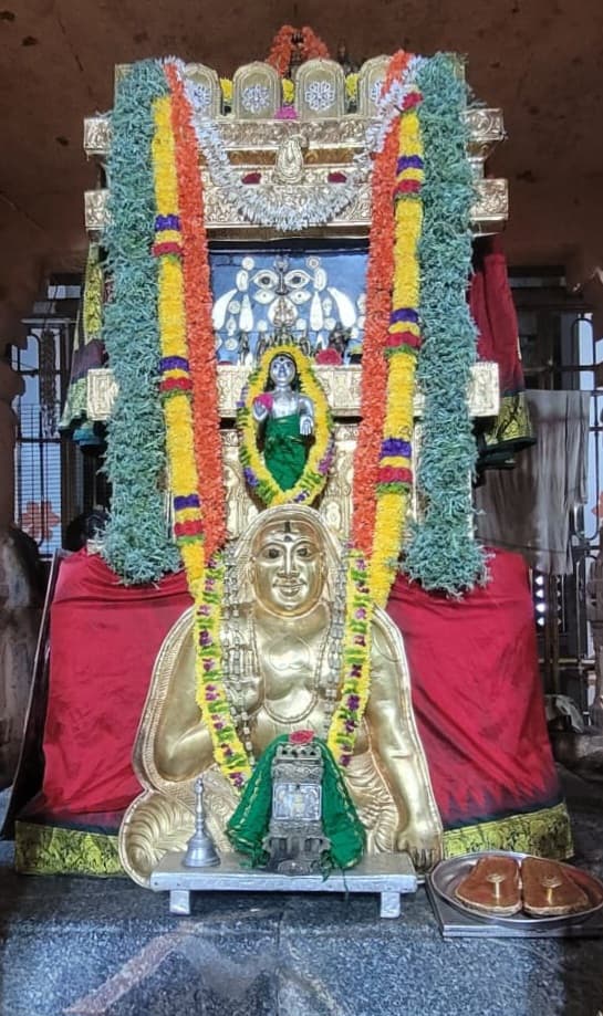Jaggesh2's tweet photo. ಇಂದಿನ ರಾಯರ ಬೃಂದಾವನ ಅಲಂಕಾರ ದರ್ಶನ 🙏 https://t.co/QL8KW7rhk5