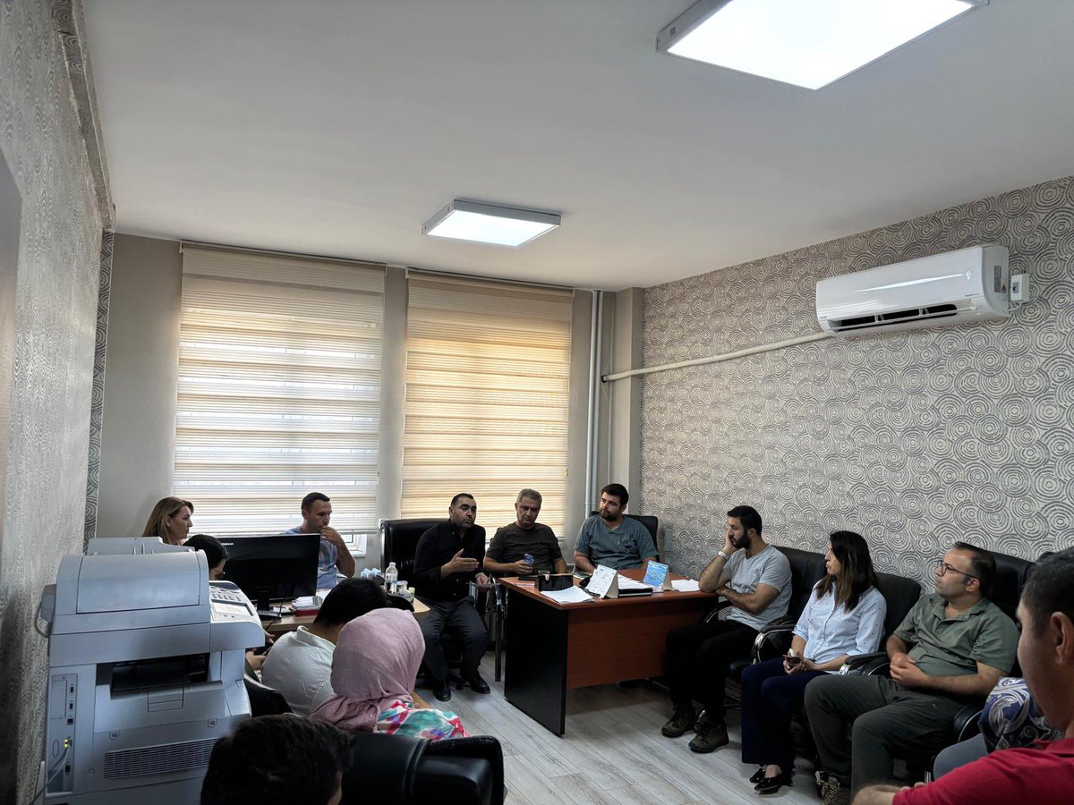 salih_sitil's tweet photo. Şanlıurfa  @BOLGE3DKMP  görevli üyelerimizle toplu sözleşme gündemli bir toplantı yaptık.
Sendikal çalışmalarımızı, üyelerimizin beklenti ve taleplerini istişare ettik. 
Katkı katılım sağlayan her bir üyemize ayrı ayrı teşekkür ederiz.
@huseyinozturk_1 
@fatihkrt61 
@TocBirSenGM https://t.co/ZysceH49Ei