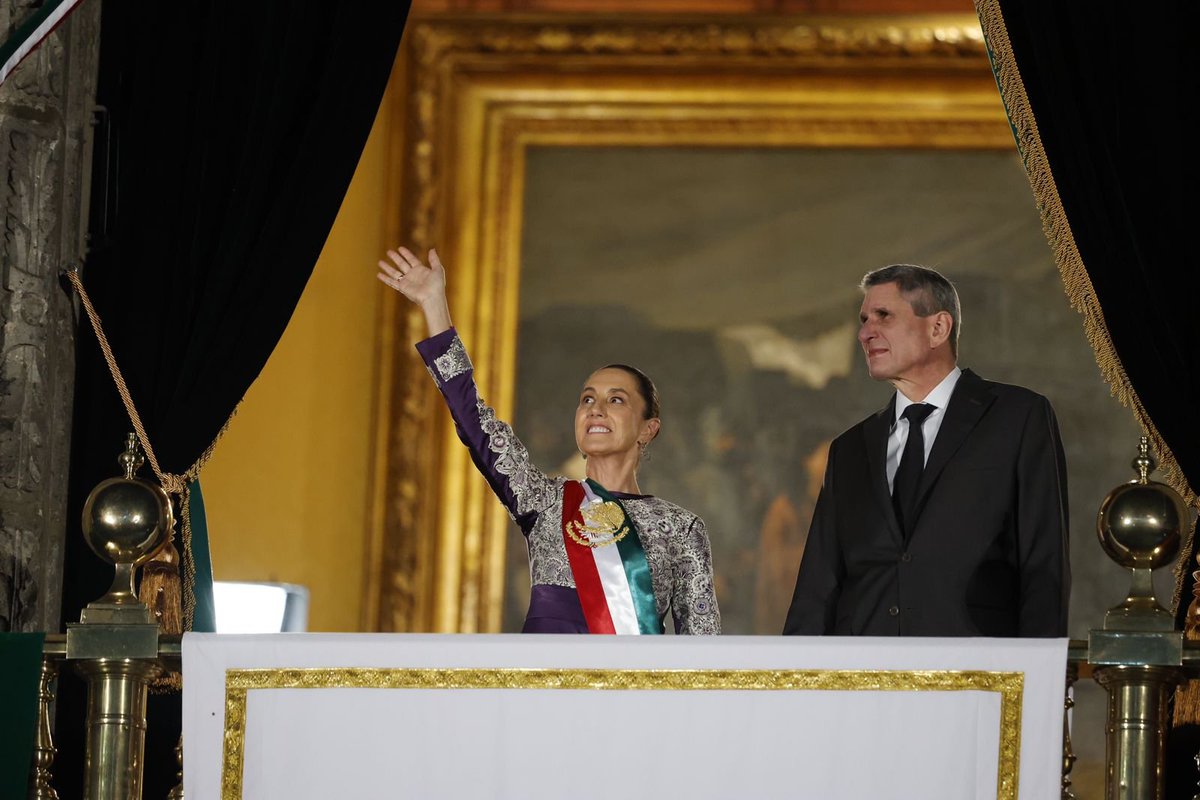 🇲🇽 En un hecho histórico, Claudia Sheinbaum Pardo se convirtió en la primera Presidenta en encabezar la ceremonia del Grito de Independencia en el Zócalo capitalino.

📸 #FOTOS: Diego Simón Sánchez | EL UNIVERSAL