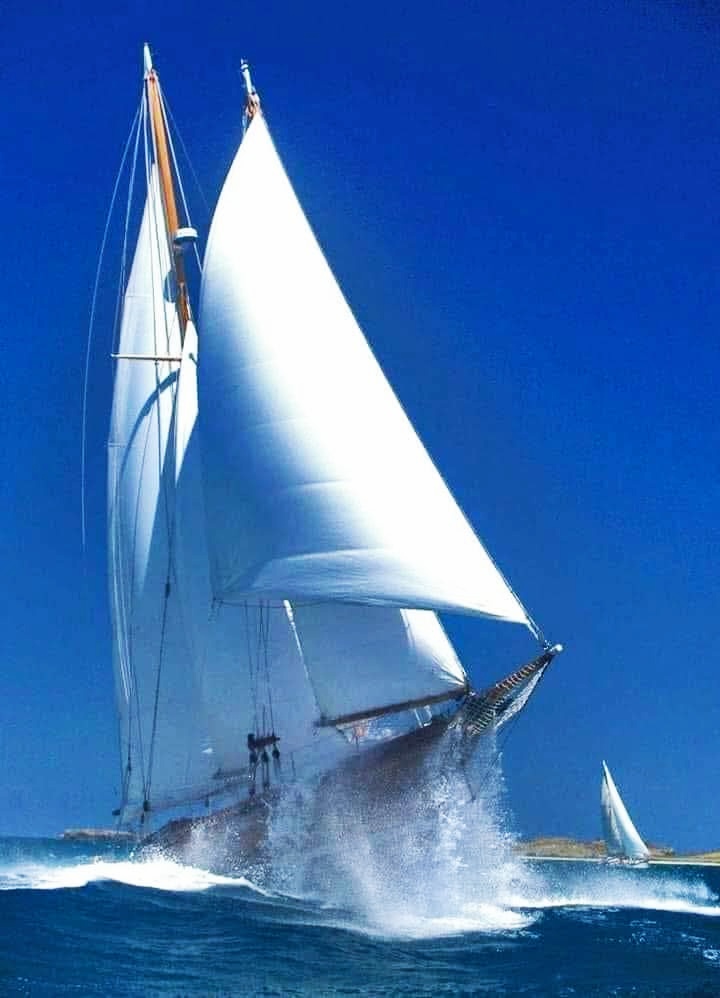 Να θυμάστε ότι το νερό δεν μαλώνει με τα εμπόδια απλά τα παρακάμπτει!!
Όμορφες θαλασσινές καλημέρες !!