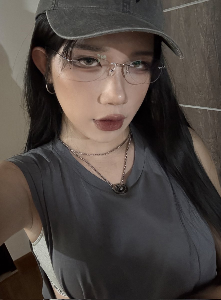 新眼鏡 😋 https://t.co/0E3TrYactB