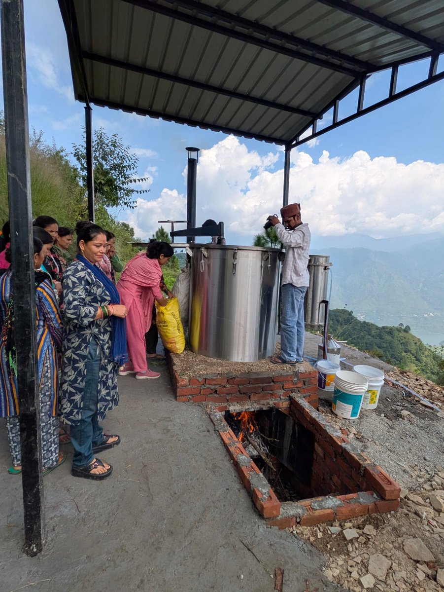 REAPTehri's tweet photo. A successful trial of the Herbal Oil Extraction Unit was conducted yesterday in the presence of Pragati CLF members. This CBO-level enterprise is established in Thauldhar block of Tehri Garhwal. #IFAD
@REAPUttarakhand
@nitikakh22
@dd_msydav
@DMTEHRI1
@DistrictTehri https://t.co/wXxb9qBusZ
