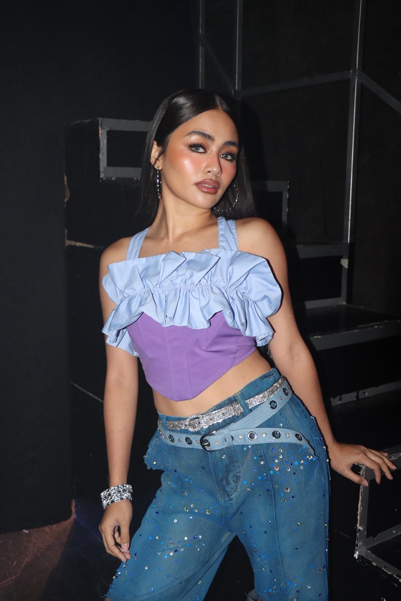 ofcsurvivoree's tweet photo. V with Ghosting cast on @itsShowtimeNa stage!💜👻

#Vivoree | @vivoree https://t.co/PoNLMjWweB