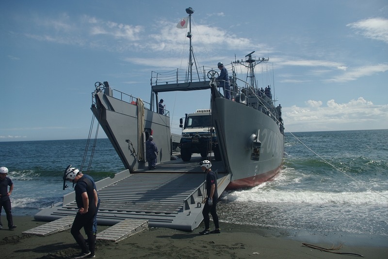 SP_saitai's tweet photo. ９月11日、神奈川県中郡大磯町こゆるぎの浜において、海上自衛隊横須賀地方隊所属の輸送艇２号に、警察車両（ウニモグ）を搭載する訓練を実施しました。
横須賀地方隊様には、非常に貴重な機会をいただき感謝申し上げます。
今後も様々な状況を想定し、関係機関と連携した訓練を実施してまいります。 https://t.co/P1M74kPsBD