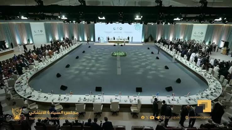 #عظم_الله_اجركم_ياعرب
لم تكن #قمة بقدر ما كانت #وفود_عربية ذهبت تُعزِّي بعضها في #قطر ورجعت.

                            إنا لله وإنا إليه راجعون

#غزه
#القدس 
#فلسطين