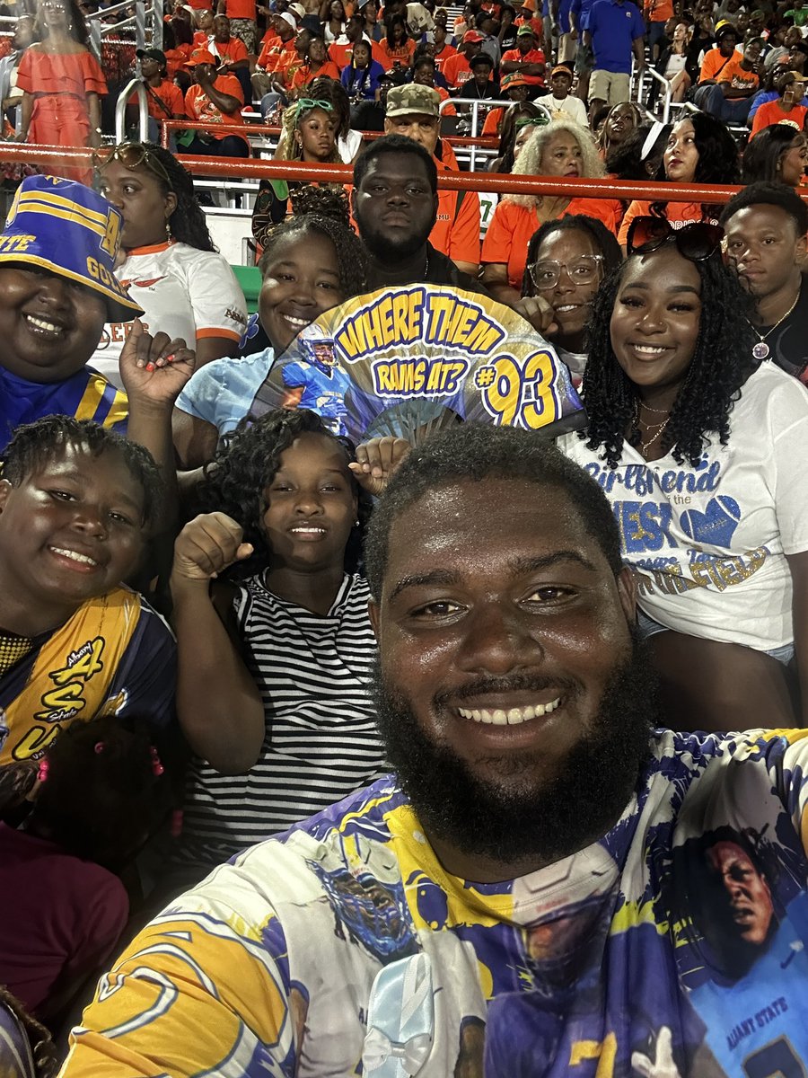 MYSSB1's tweet photo. LETS GO RAMS #93 💛💙💛 #BRAGGLIVE https://t.co/povjidtrKy