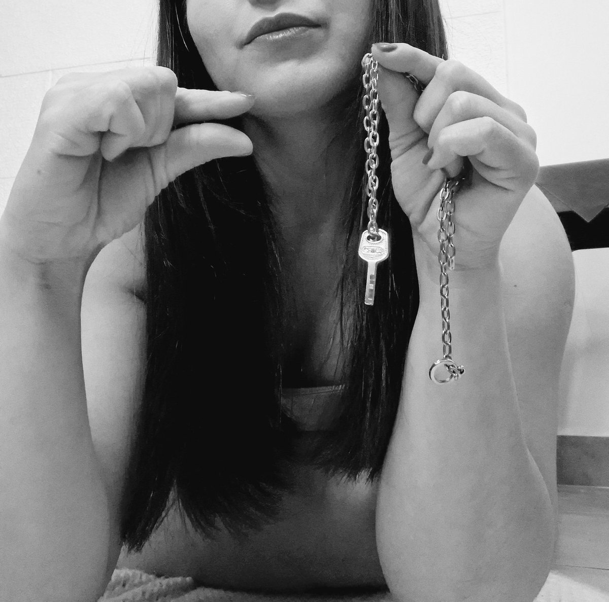 Eved_Neeman's tweet photo. Cada día enjaulado es una prueba de tu entrega 🧎🏻‍♂️

Tu pequeñez late tras el #CB, excitada y frustrada, sabiendo que solo Ella posee la llave 🔑 

Tu destino es el acero, tu virilidad Su prisionera. Solo Ella decide si vives en la jaula… si jamás vuelves a salir de ella 🔐 https://t.co/WX3VortbiG