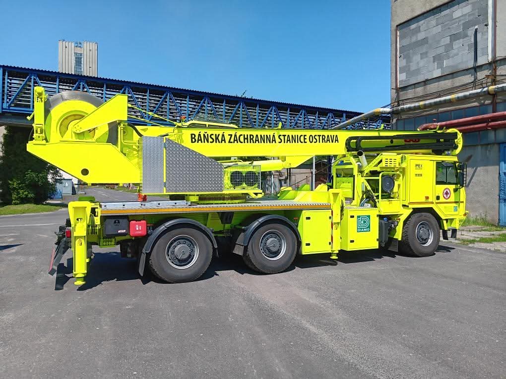 #Mardibestioles 

Quand on laisse un pot de peinture #RAL1016 à <a href="/CascarraF/">jfcas65</a>, cela donne ce <a href="/TatraTrucks/">TATRA TRUCKS</a> FORCE 6x6 basé à Ostrava
Un 🚒 unique pour les interventions minières. 
Réalisé par IPEX pour DIAMO, il transporte une cage pour sauver les mineurs en cas de panne d'ascenseur.