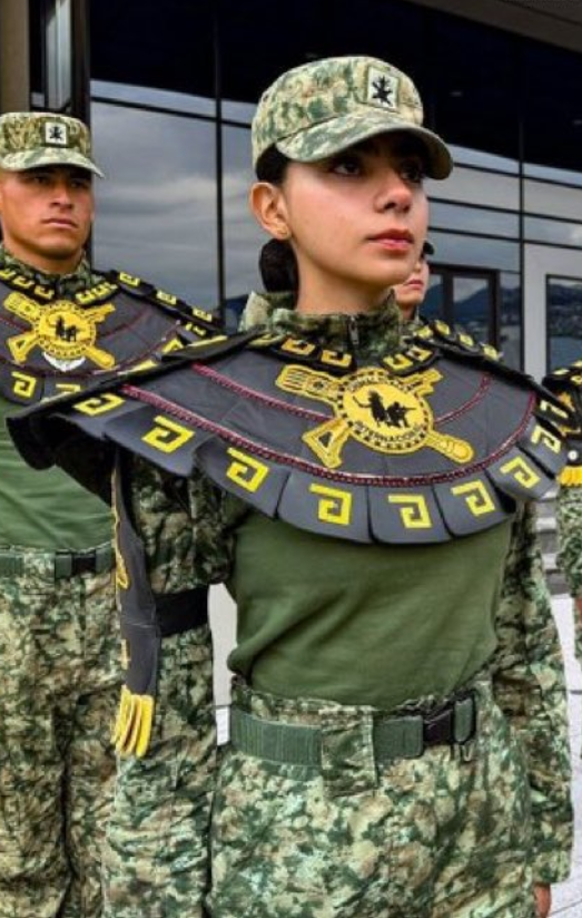 - ¿Quién eres tú? 
- Tengo muchos nombres. Mi gente me llama Kukulkan. Pero mis enemigos me llaman Namor.