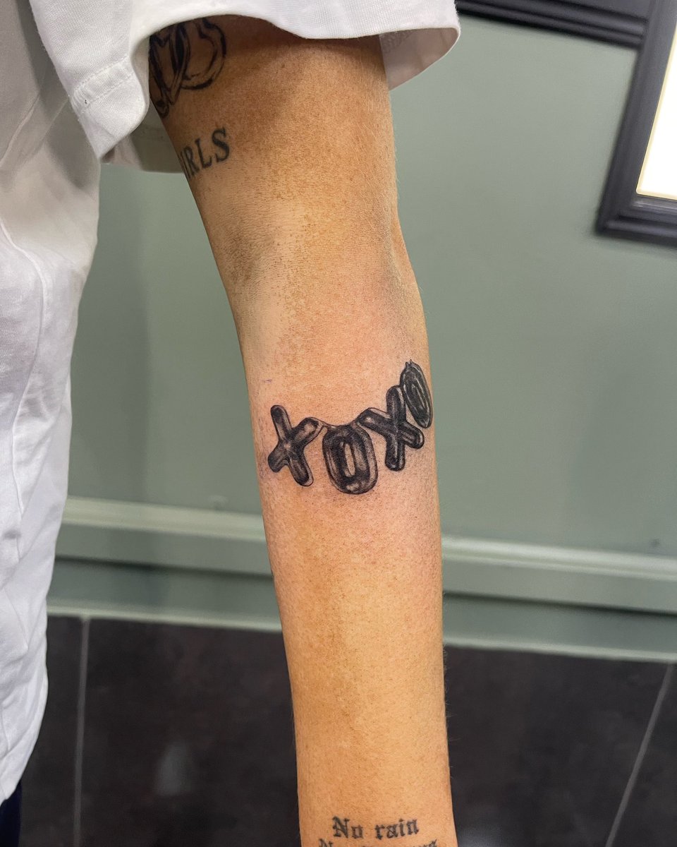 fragile_machine's tweet image. Xoxo balloons from my flash I got to tattoo today