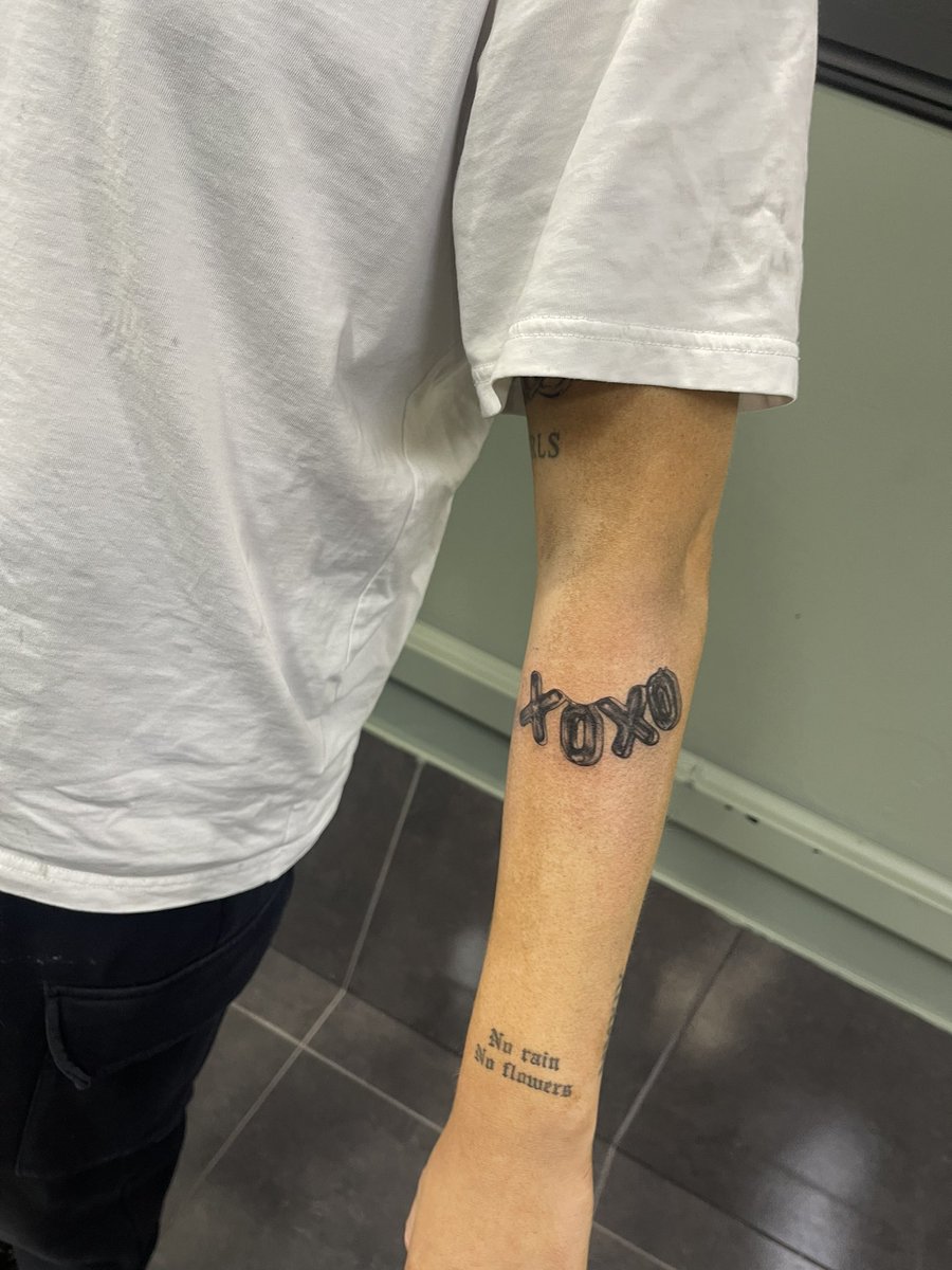 fragile_machine's tweet image. Xoxo balloons from my flash I got to tattoo today