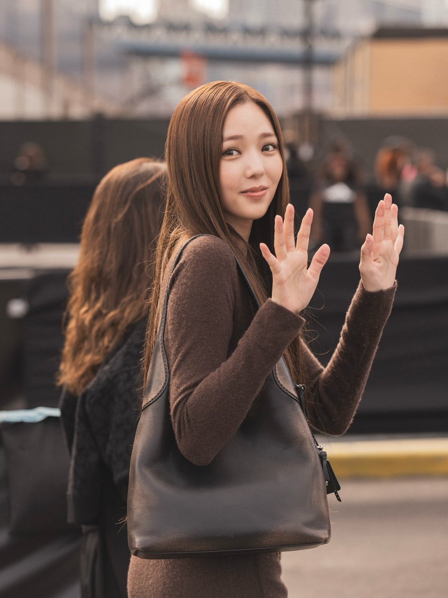soobincbae's tweet image. So effortlessly pretty it feels illegal im obsessed 😩

#채수빈 #ChaeSooBin