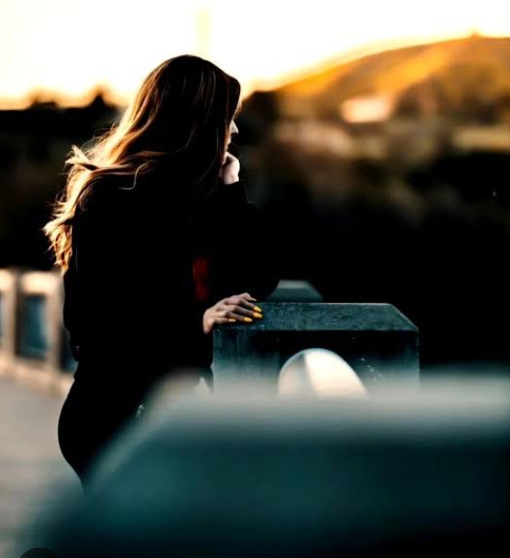 भार ज़ज़बातो के
जब ज्यादा हो जाते है
लब खामोश हो जाते है 
और आँख बरस जाते है... 

#TanhaDil #mg