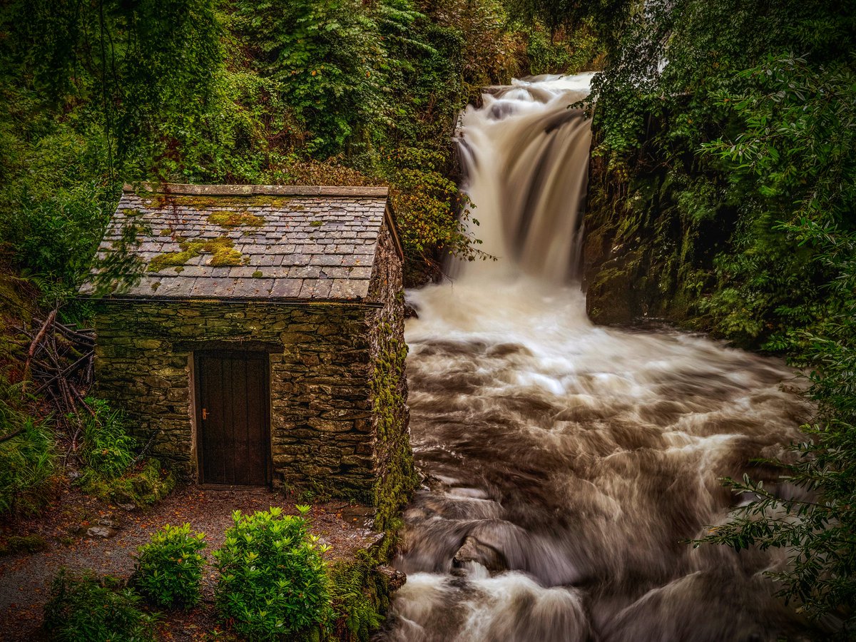 Morning everyone I hope you are well. All the rain yesterday definitely filled the becks and rivers. Here at the 16th century, Rydal Grot. Have a great day.

#LakeDistrict