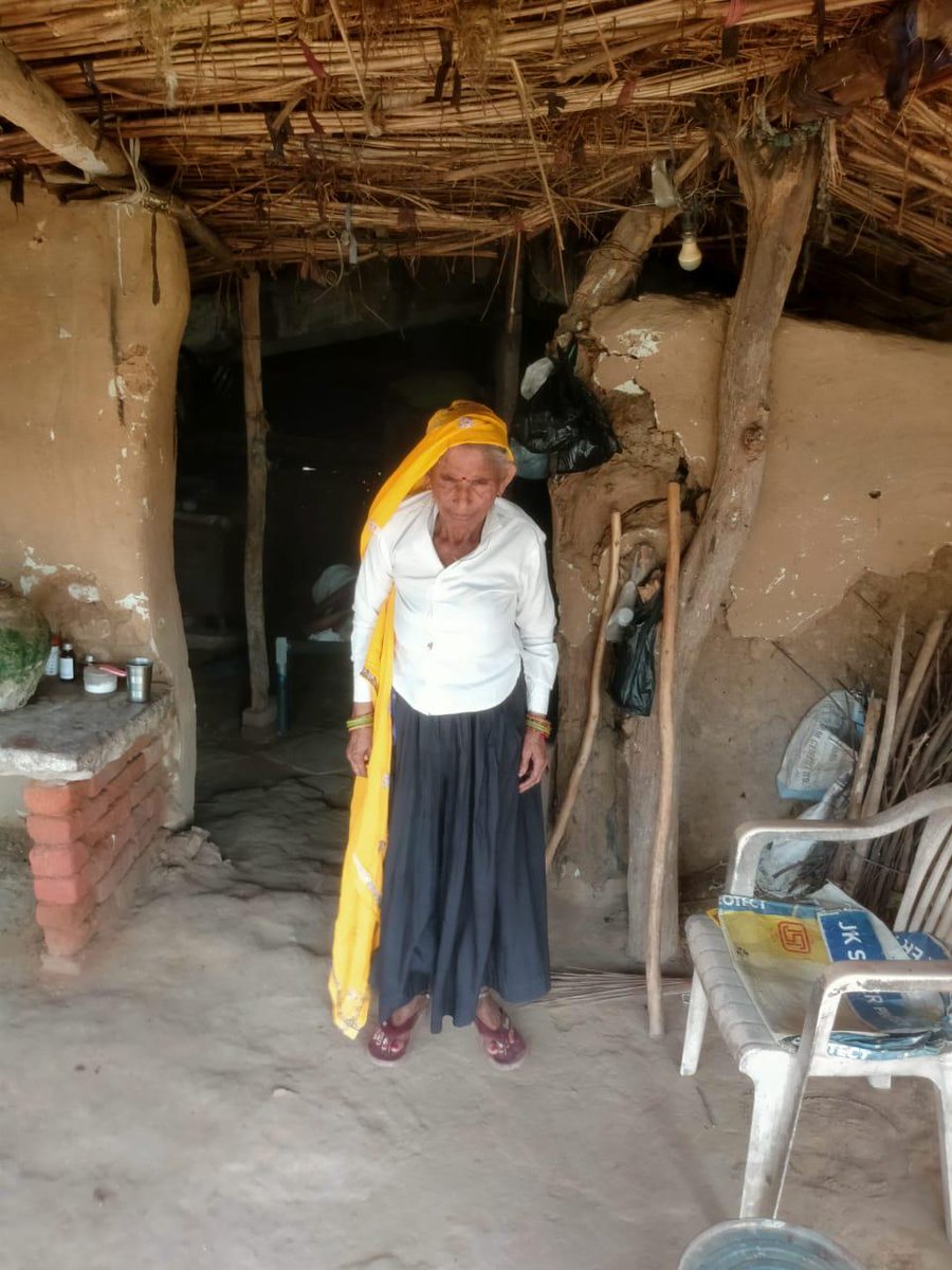 सरकार सभी परिवारों की सोचे...
ट्रेन की चपेट में आकर काल कवलित हुए ट्रेनी सब इंस्पेक्टर राजेंद्र सैनी का यह घर है और ये उनकी माताजी हैं। बताया जा रहा है कि इनका कुछ समय पूर्व निधन हो चुका है। आप अंदाजा लगा सकते हैं कि यह हादसा इस परिवार के लिए कितना बड़ा है। राजेंद्र इस परिवार की