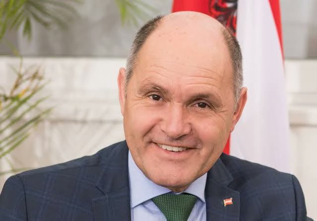 JungereCato's tweet image. Causa Pilnacek‼️
Laut bisherigem Gutachten soll der eh. Spitzenbeamte ertrunken sein.Doch ein neues Gutachten des dt. Rechtsmediziners Michael Tsokos beschreibt Verletzungen, die auf Fremdeinwirkung hindeuten. Ermittler und Politik geraten damit in Erklärungsnot‼️#KleineZeitung