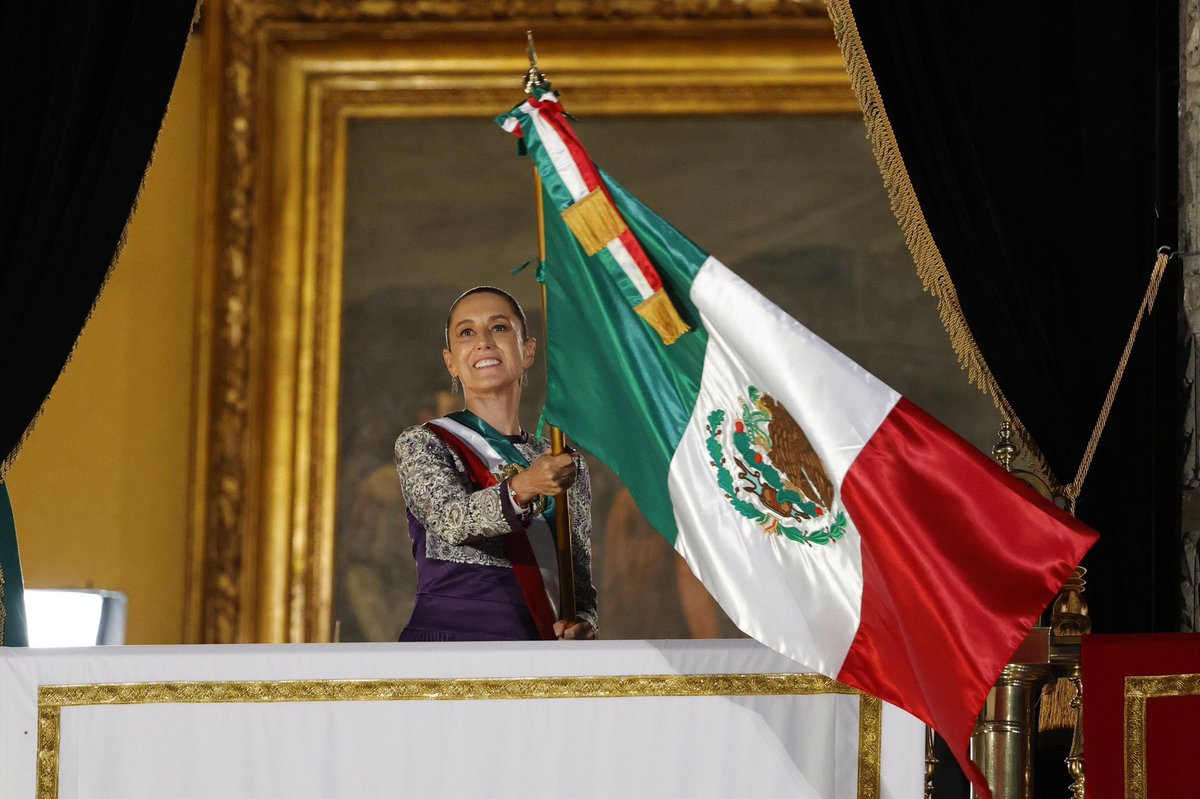Hoy, por primera vez, una mujer salió al balcón presidencial como presidenta de México. 
Estamos viviendo un momento histórico. 
💜🇲🇽💜
