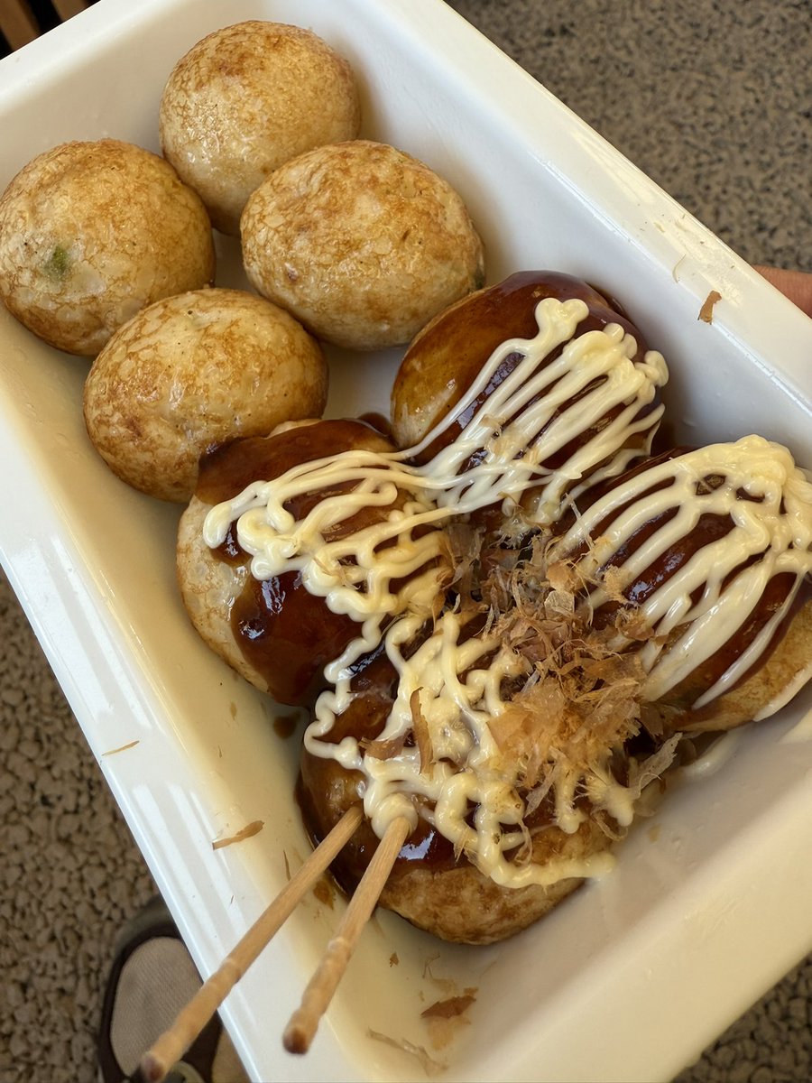 このタコ焼きナンボだと思う？

1500円だ。

幼少期。同じ大阪の庄内にある、売れなさすぎて逆に「外はカリ中は熱々トロ」のタコ焼き7個入り100円だった

このタコ焼きは余裕で冷凍。特別ソースって何が特別やねん。

これに相当人が並んでる。

一応、穴場らしいけど、納得の穴場だな！
笑
#関西万博