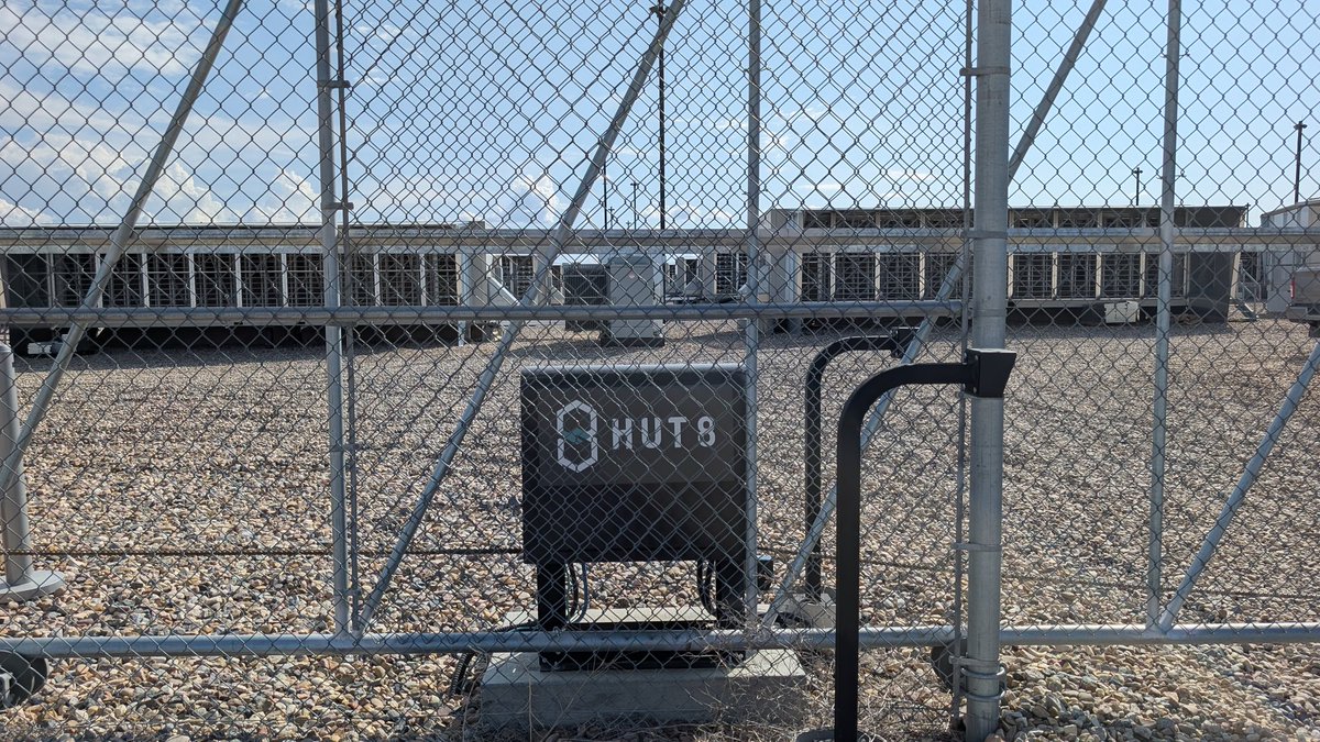 BitgasPower's tweet image. Hut 8, the largest Crypto Mining Site in Medicine Hat,Alberta, next  to a large Natural Gas Power Plant