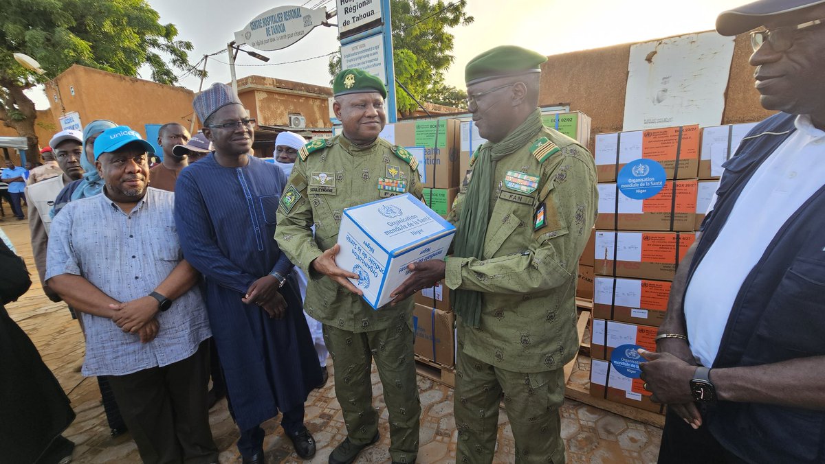 Afin d'accompagner le Niger dans ses efforts pour améliorer la santé des populations &amp; garantir 1 accès équitable à des soins de santé essentiels pour tous, l'OMS a procédé à la remise d'un lot de 4,4 tonnes de médicaments et de matériel médico-technique à la région de Tahoua.