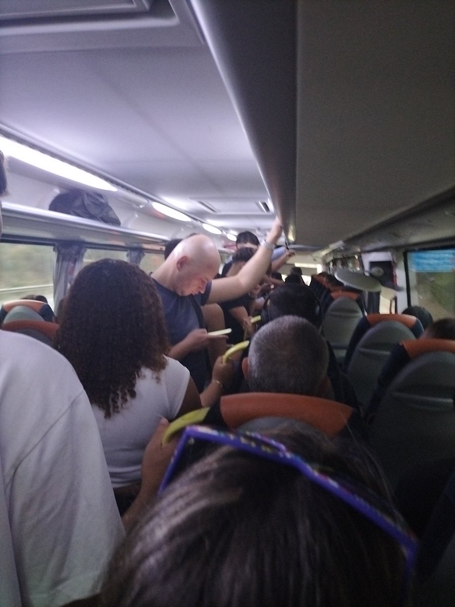 pjimenezcat's tweet photo. @ajuntamentvng @BusGarraf @exprescat @juanluisruizvng @gerardllobet @iolandasanchez @territoricat @BusPlanaOficial Seguim tenint un servei absolutament deficient a hores punta!!! #DignitatBudVNG https://t.co/cC5Sy7fWy4