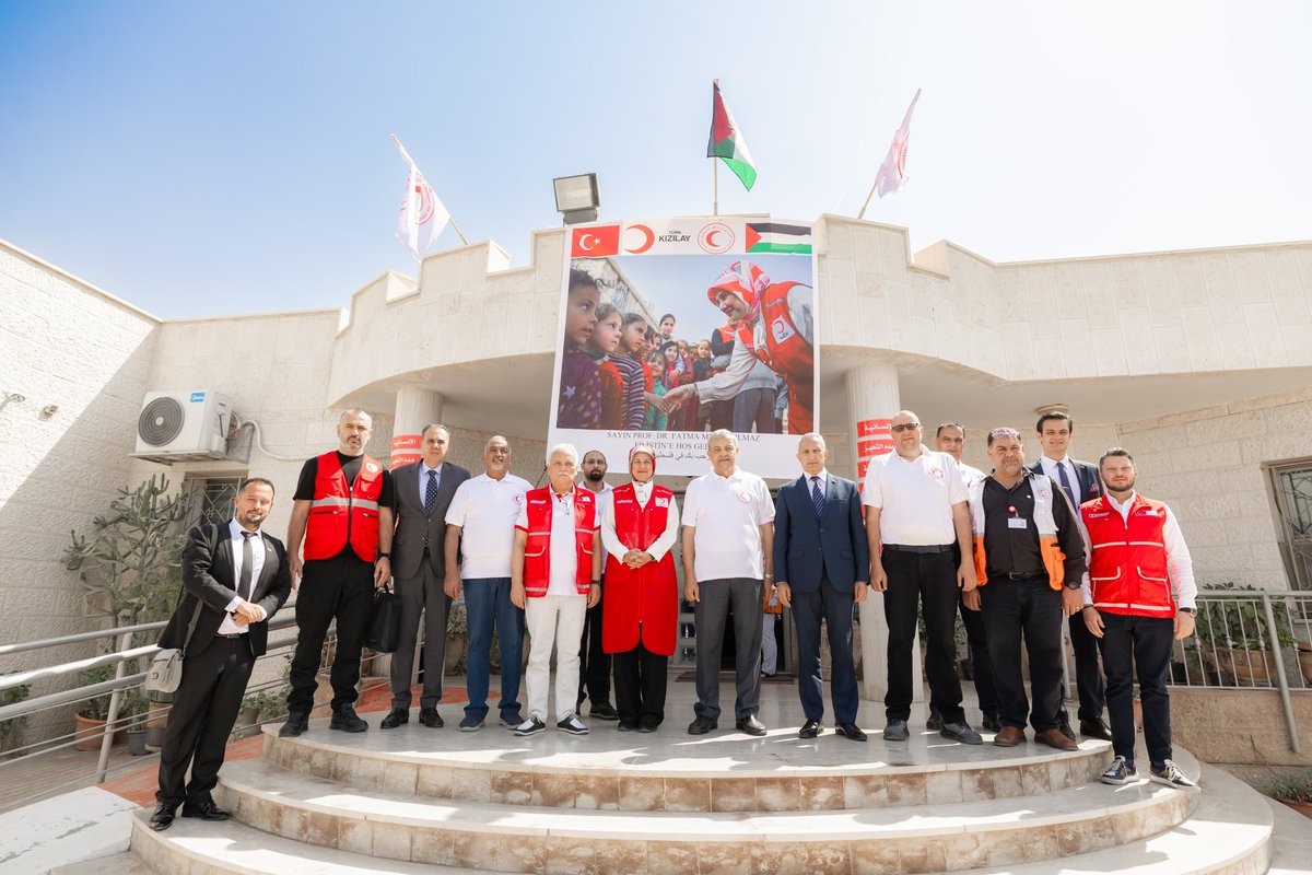 Eriha’da Filistinli Çocukların Umuduna Kalplerine Dokunduk

Filistin Kızılayı Eriha Şubesi’ni ziyaret eden Genel Başkanımız Prof. Dr. Fatma Meriç Yılmaz, Filistin Kızılayı Genel Başkanı Yunus El Hatip ile birlikte şube bünyesinde hizmet veren rehabilitasyon merkezinde eğitim