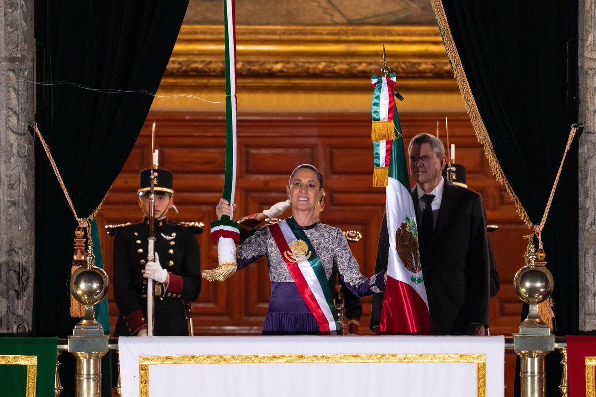 ivan_escalante's tweet photo. ¡Nuestra Presidenta @Claudiashein no llegó sola, llegaron todas! 

Fue muy emotivo e histórico el primer Grito de Independencia de una mujer firme y honesta al frente de México, un país libre y soberano. 

¡Viva México! 🇲🇽
#GritoHistóricoPresidenta https://t.co/rFcicVVHVd