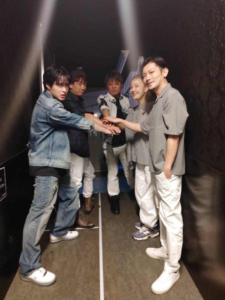 昨日はツアー2日目。大阪、心斎橋。
かなり久々のMusic Club JANUS。
思い出深い場所に戻ってこれて嬉しかった。
そして今もこうして音楽ができていることと心強い声援に感謝です。
次はファイナル、下北沢！
よろしくお願いします！

写真は本番前の円陣、すごく気合の入った顔をしてますね。