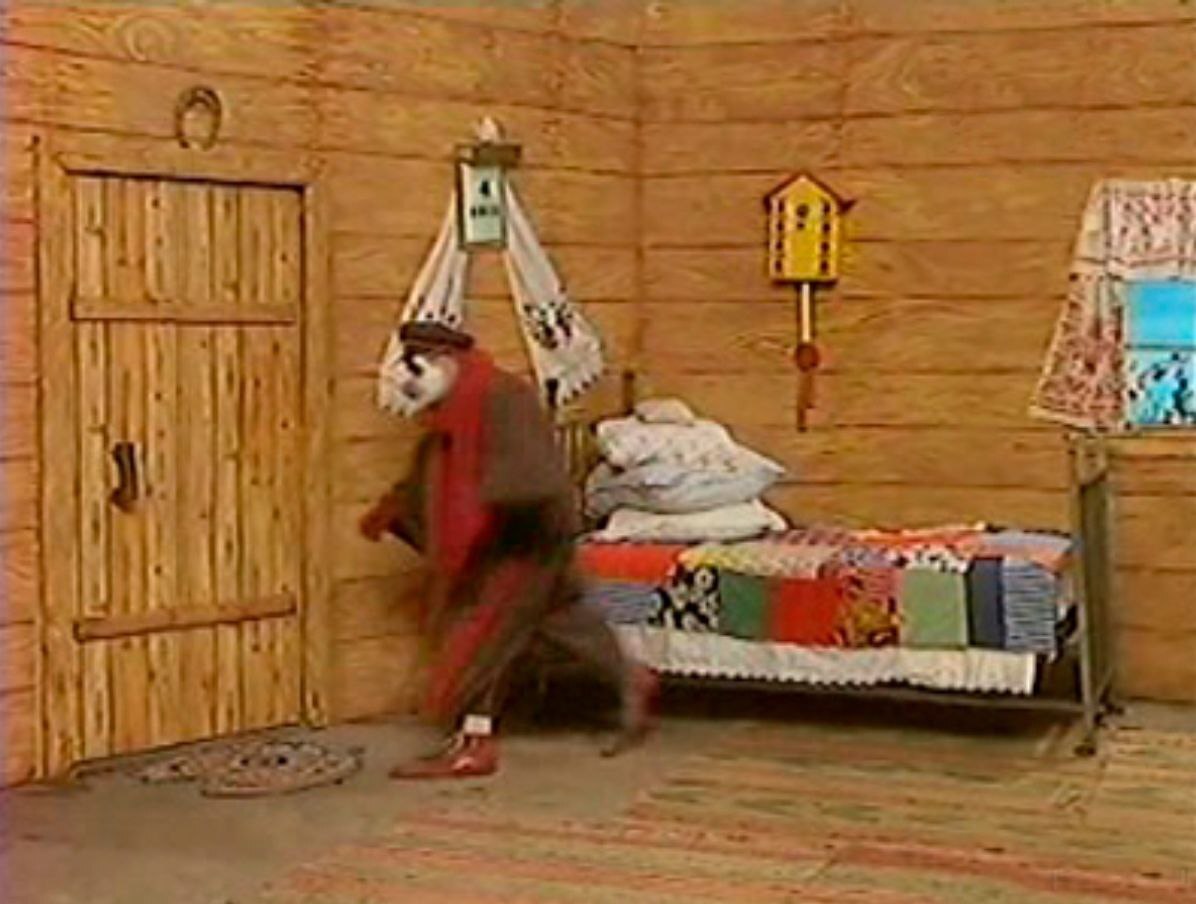 Вы когда-нибудь обращали внимание на схему дома в «Деревне Дураков»?

Никак не могу понять, почему с улицы окно и дверь в одной плоскости, а в помещении — под 90 градусов...