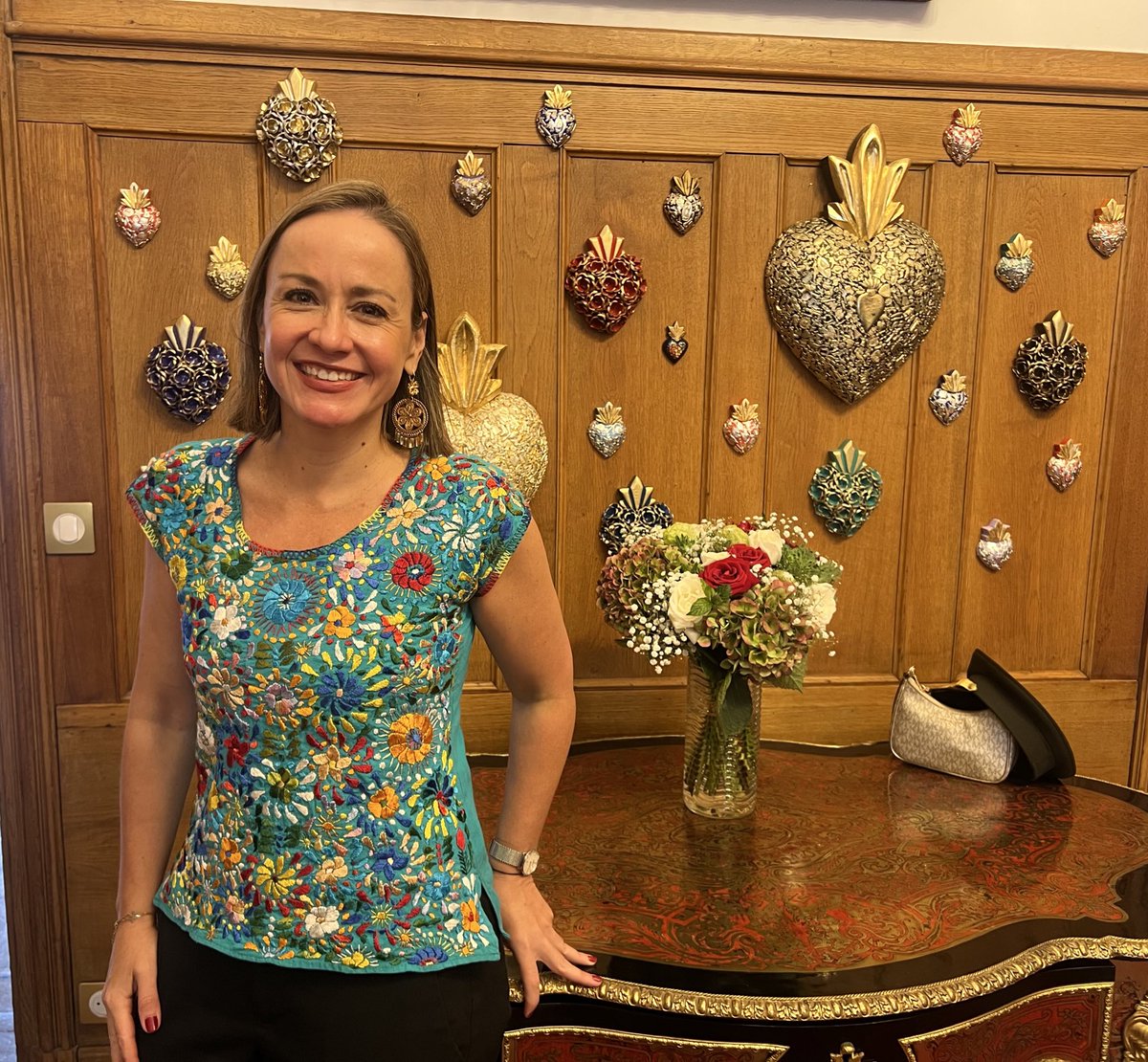 Me sumo con alegría al #RetoMesPatrio con una magnífica blusa de flores bordadas descubierta en 2019 en La Casa de las Artesanías de #Oaxaca 

¡Viva México! 🇲🇽🇲🇽🇲🇽 
#OrgulloSEM

<a href="/AmbGGomez/">Graciela Gomez</a> <a href="/JoshuaAramCR/">Joshua Castro Ricardez</a> <a href="/LorenCruzS/">Loren Cruz</a> <a href="/cynthia_morenom/">Cynthia Moreno</a> <a href="/Helietta_GoHe/">Helietta González H</a> <a href="/oliviaprimavera/">Olivia Rodríguez</a> <a href="/RebecaAlvarezT/">REBECA ALVAREZ</a>