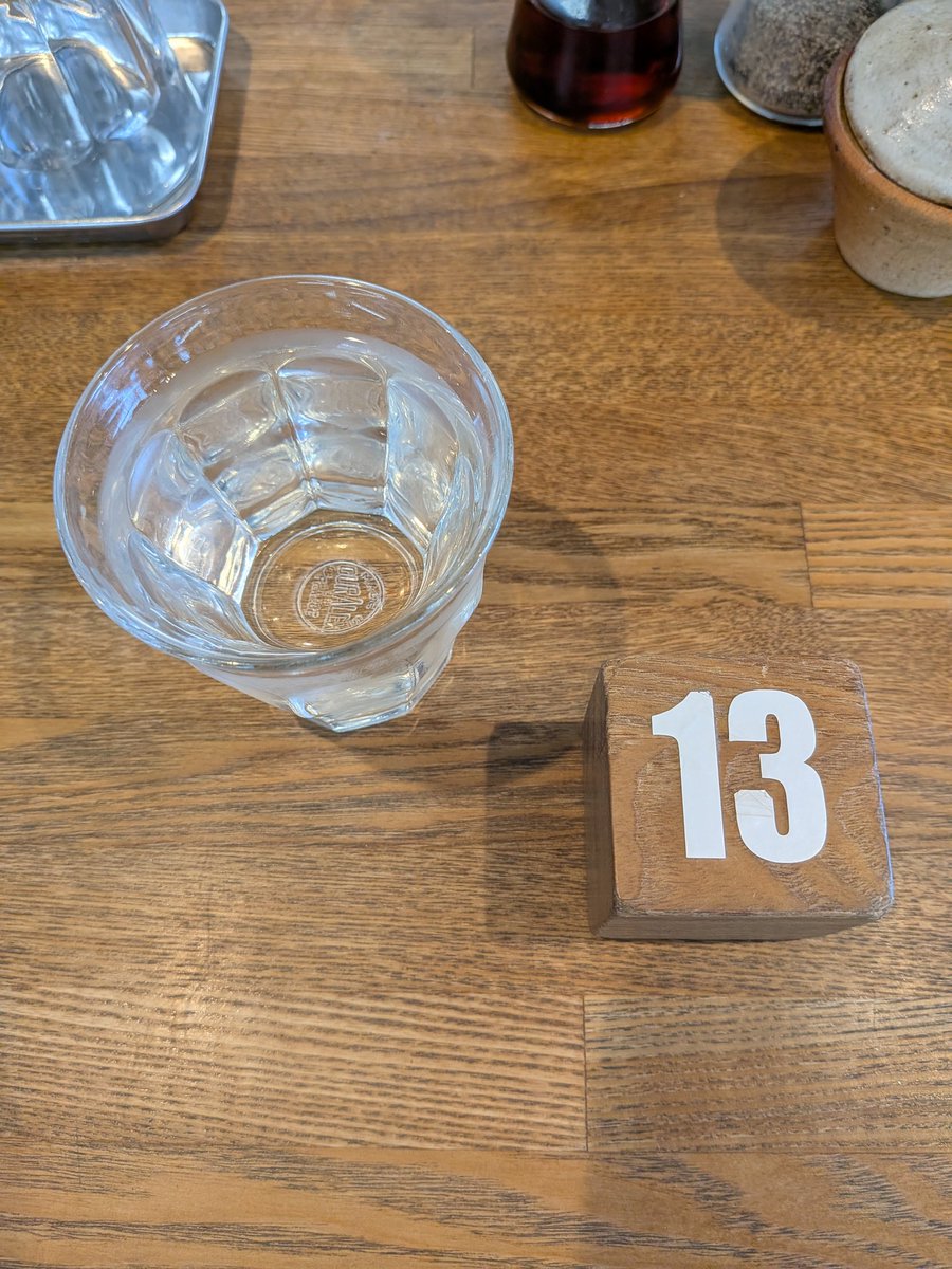 小山市

YOKOKURA STOREHOUSEさん

塩 かけそば（ネギ抜き）

久しぶりの汁そばは、麺の形状が極端に言うと平打ち中細麺に変わって小麦の配合もしくは小麦を変えたか？
フスマの量も多くなっており、なんて言って良いかムズイがスープとしっくりして味わいも微妙に違うかな🤔
早い話し美味しい…💯😍👍