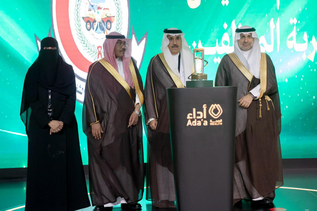 NGHAnews's tweet photo. معالي وزير الصحة يتوّج الشؤون الصحية بوزارة الحرس الوطني بوسام أداء الصحة لتحسين تجربة الموظفين؛ وذلك في حفل #جائزة_أداء_الصحة بنسختها السابعة يوم أمس.

يأتي هذا التتويج ثمرة جهود مميزة أسهمت في خلق بيئة عمل ايجابية وممارسات مبتكرة ومحفزة.

#MNGHA https://t.co/xx3GKjdJNf
