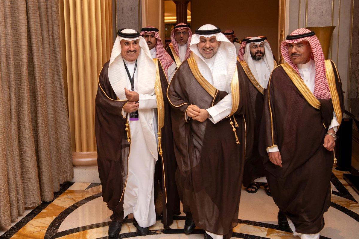NGHAnews's tweet photo. معالي وزير الصحة يتوّج الشؤون الصحية بوزارة الحرس الوطني بوسام أداء الصحة لتحسين تجربة الموظفين؛ وذلك في حفل #جائزة_أداء_الصحة بنسختها السابعة يوم أمس.

يأتي هذا التتويج ثمرة جهود مميزة أسهمت في خلق بيئة عمل ايجابية وممارسات مبتكرة ومحفزة.

#MNGHA https://t.co/xx3GKjdJNf