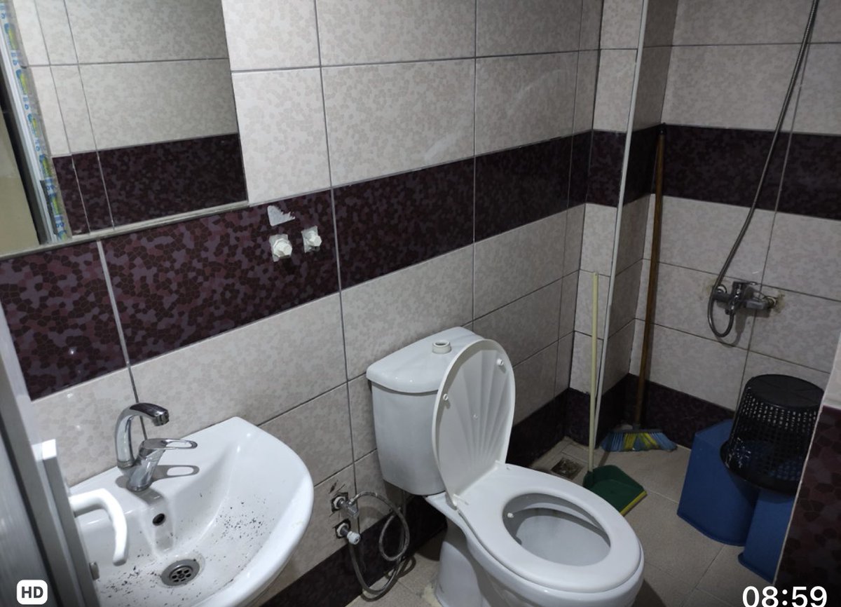 KYK YURTLARINDA İNSAN ONURUNA AYKIRI KOŞULLAR!

Ağrı’da KYK yurtlarına yerleştirilen öğrenciler, daha ilk günden pis lavabo ve tuvaletler, temizlenmemiş odalar, duvarları dökülen koridorlar ve kir içinde teslim edilen yaşam alanları ile karşı karşıya bırakılmıştır.

Fotoğraflar