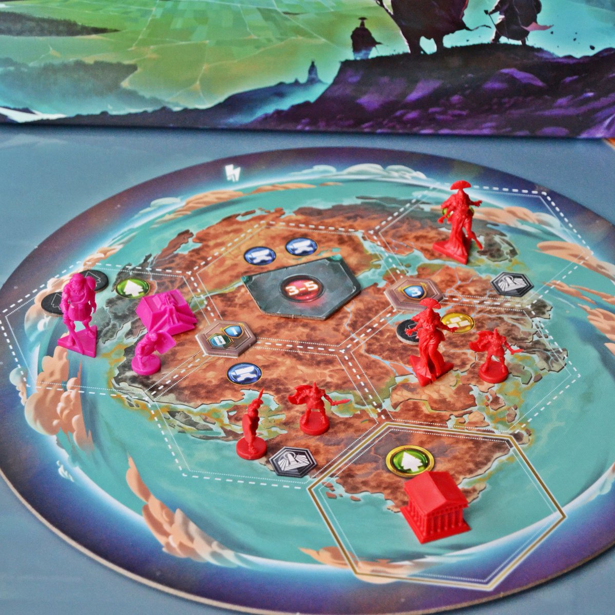 Hoy en JUEGOS VENDIDOS: #Anunnaki. Un supuesto 4X que tenía cosas interesantes como gestión del tablero personal. Puntos en común con Scythe, pero este me gusta infinitamente más. Caja, despliegue y precio por encima de lo deseado. A dos meh. Primera decepción de Simone Luciani.