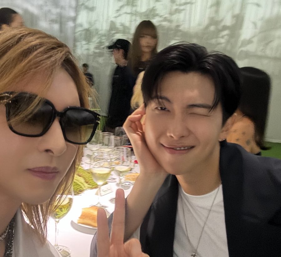 I can’t believe this is how I got my #LISA and #ROSÉ interaction back at the Paradise Dinner Party 😭😭😭😭 and yes that’s Rosie table ( YALL can see her blonde hair and Peggy next to hér)