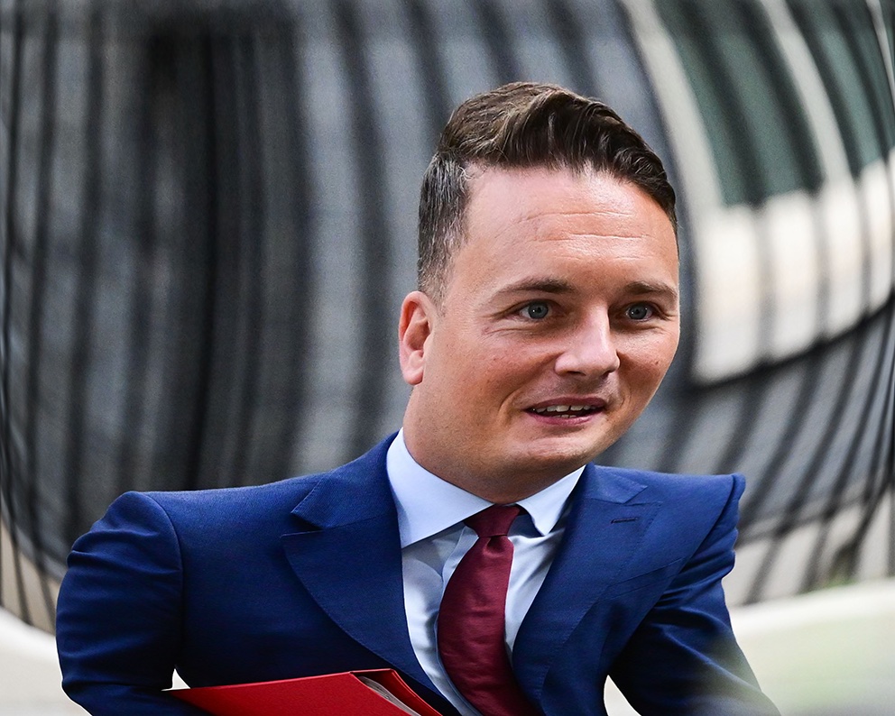 EuropeanPowell's tweet image. Big Pharma is throwing its toys out of the pram — and Wes Streeting is caught in the crossfire
The privatisation playbook: starve the NHS of funding, let public services fail, then hand them over to profiteers while blaming “inefficiency.”
Wes Streeting is up to his neck in big…