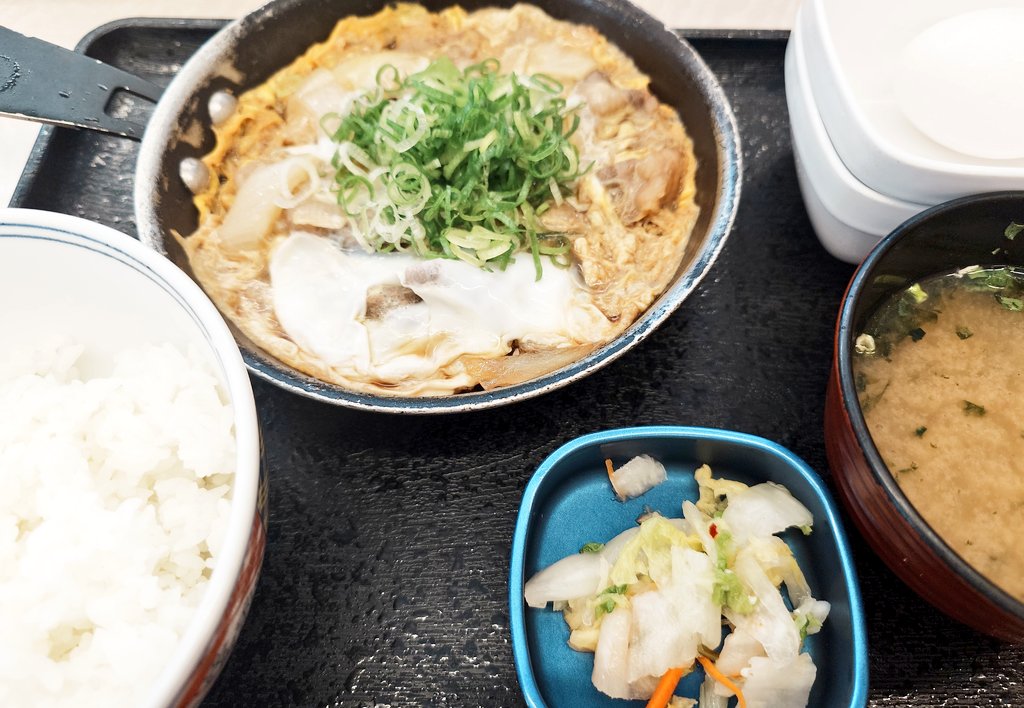 今日のお昼は月見牛とじ御膳です🍚
ABEMASは今日初戦ですね〜もってぃファイトー(๑ •̀ω•́)۶