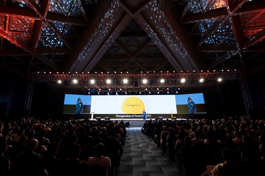🎤 Kicking off #ChangemakersofTomorrow2025 with impact.

Mansi Madan Tripathy, Country Chair, Shell India, delivers the keynote address, setting the tone for the next two days of bold ideas and transformative conversations. 

#Shellindia