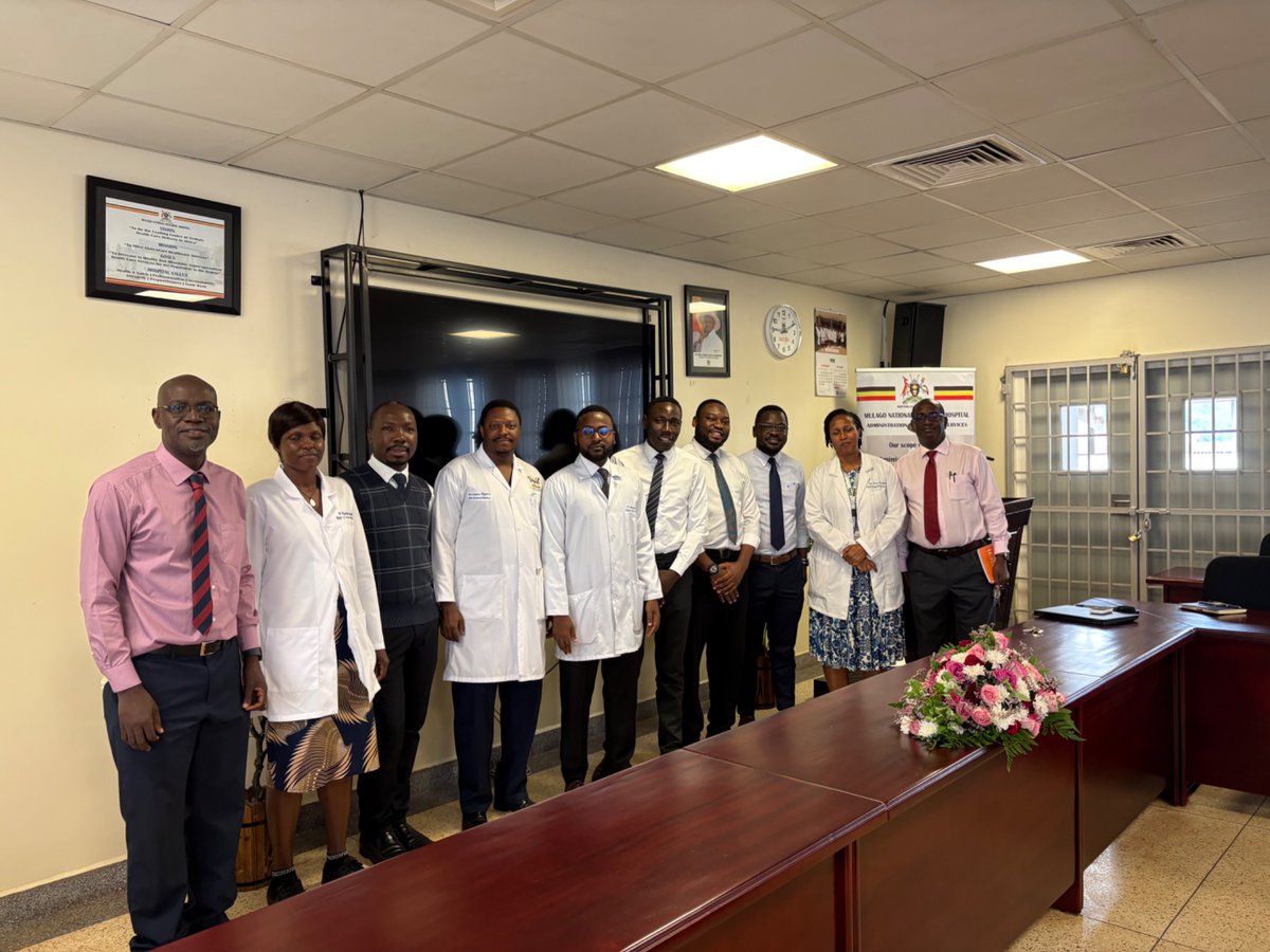 Nephrology team with a great miniround. Key points: AKI and blackwater fever are on the rise in malaria. In a patient with fever who is not improving despite treatment think of conditions like MAS/HLH. Flowers for the team 💐💐