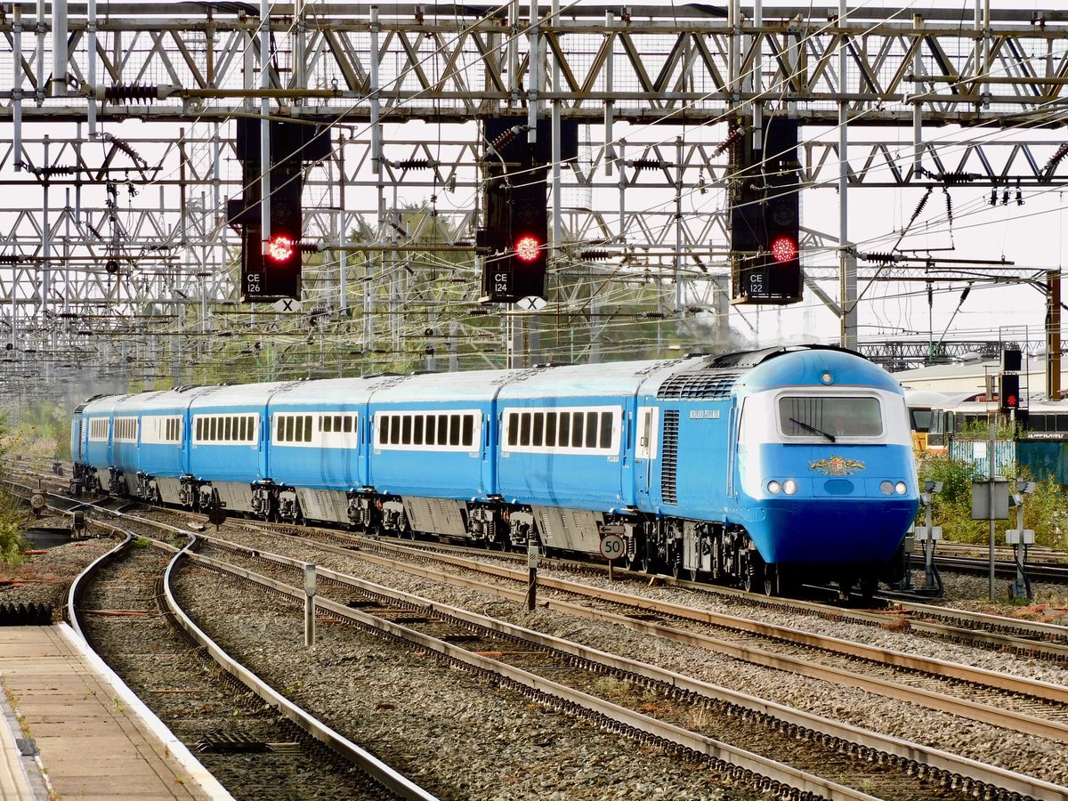 kingy69beard's tweet image. #HighSpeedTuesday  @LocoServicesGrp  fine looking Pullman #HST 43047 leads the ‘Lord of the Isles Pullman’1Z37 Rugby to Inverness into Crewe on Saturday