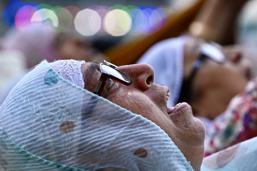 TauseefMUSTAFA's tweet photo. Muslim devotees react as a priest displays a relic believed to be a hair from the beard of Islam’s Prophet Muhammad on the last Friday of the Eid-e-Milad-un-Nabi, which marks Prophet’s birth anniversary, at the Hazratbal Shrine in Srinagar Kashmiri.@Kashmir https://t.co/ocYXLVd9jU