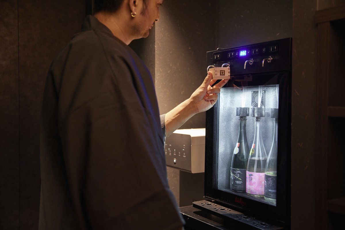 使用事例のご紹介✨
東京にあるSAKE Bar Hotel Asakusaは、吉川醸造が作る『雨降///あふり』シリーズの日本酒を存分に堪能できる宿泊施設です！

チェックイン後に枡を受け取り、その枡を使いながら館内、足湯でも日本酒を楽しめます🍶
<a href="/sake_barhotel/">SAKE Bar Hotel ASAKUSAのSTAFFたち</a>　#浅草　＃枡　＃日本酒