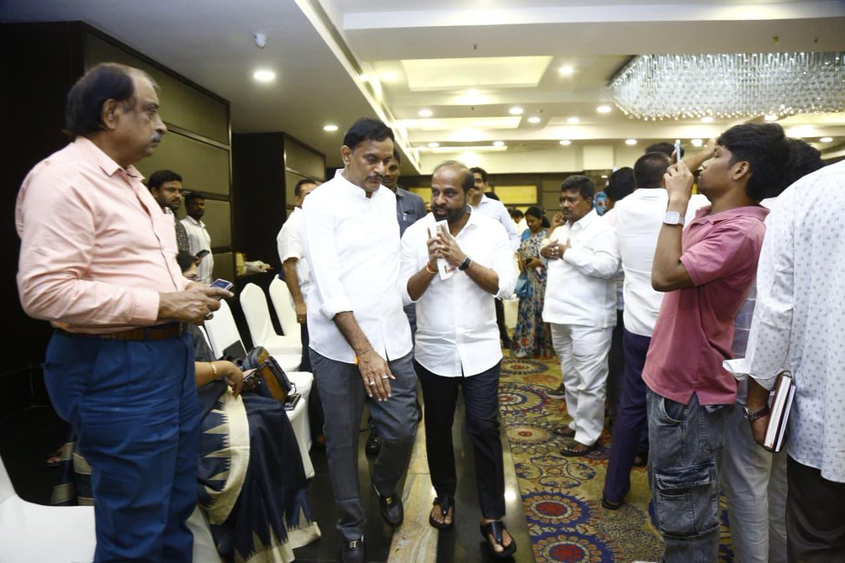 satyakumar_y's tweet photo. విజయవాడలో నిర్వహించిన విజయవాడ ఉత్సవ్ సమావేశంలో ఎన్‌టీఆర్ జిల్లా పార్లమెంట్ సభ్యులు, శాసన సభ్యులు, ఉన్నతాధికారులతో కలసి పాల్గొన్నాను. విజయవాడ ఉత్సవ్ కు సంబంధించి చేపడుతున్న అభివృద్ధి కార్యక్రమాలు, వాటి అమలు, ప్రజలకు అందించే సేవల గురించి సమీక్షించాను. విజయవాడ ఉత్సవ్​ను విజయవంతం చేసేందుకు అందరూ కలసికట్టుగా పనిచేయాలని కోరాను.
#VijayawadaVustav #Vijayawada #NTRDistrict