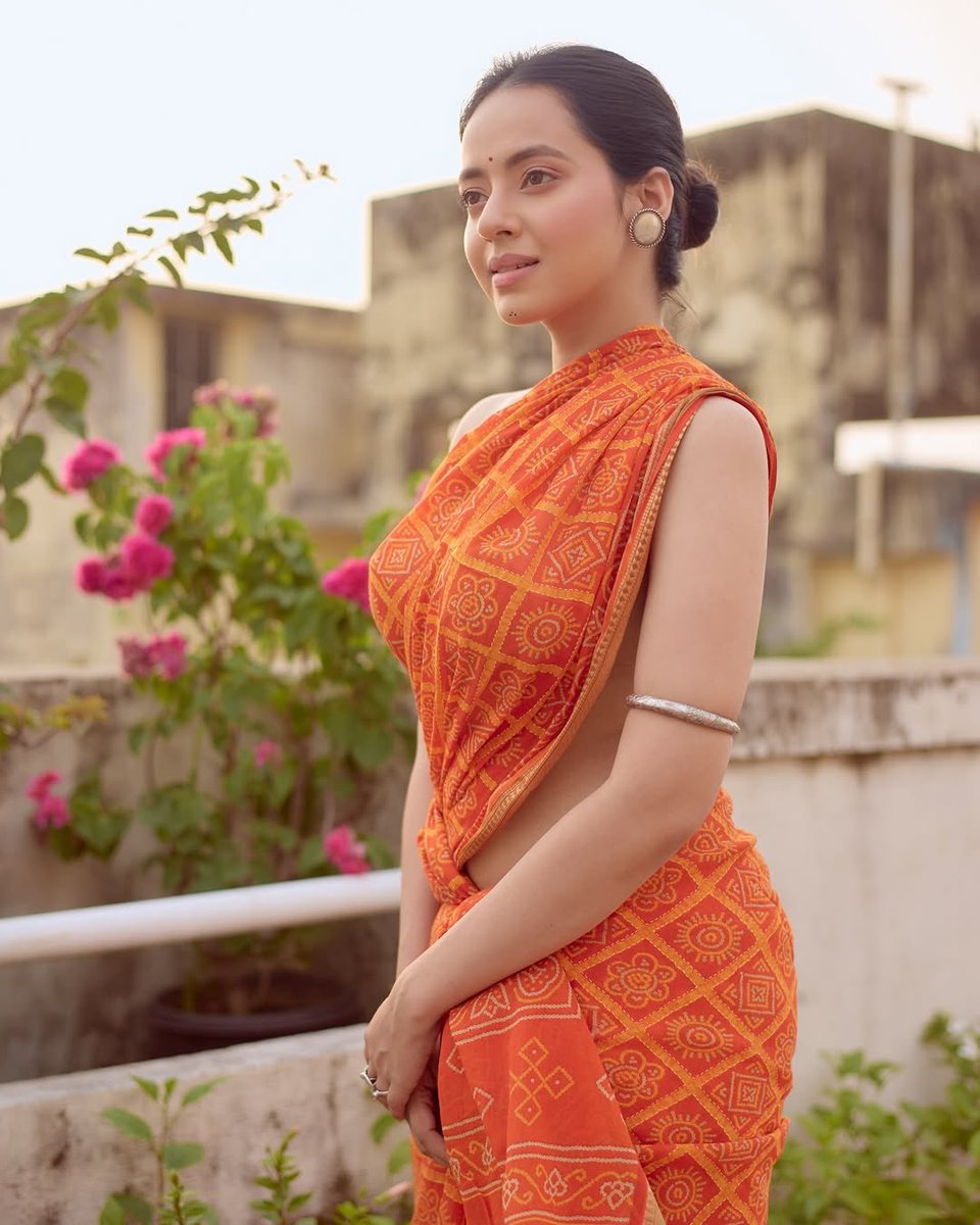 யாரையும் கவர
வேண்டும் என்று
எண்ணம் இல்லாதவர்கள்
எல்லோரையும் கவர்ந்து
விடுகிறார்கள்!🧡