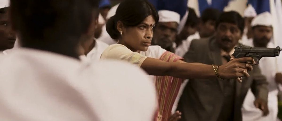 கே ஜி எஃப்ல கருடன் சிலை திறக்கும் சீன்ல வரும் இந்த அம்மா, படத்துல வேற எங்கேயோ வரும்னு நெனச்சேன். ஆனா வரல.. வேற எதாவது படத்துலயாவது நடிச்சிருக்காங்களானு தெரியல. ஆனா எங்கேயோ பார்த்த மாதிரி இருக்கு.