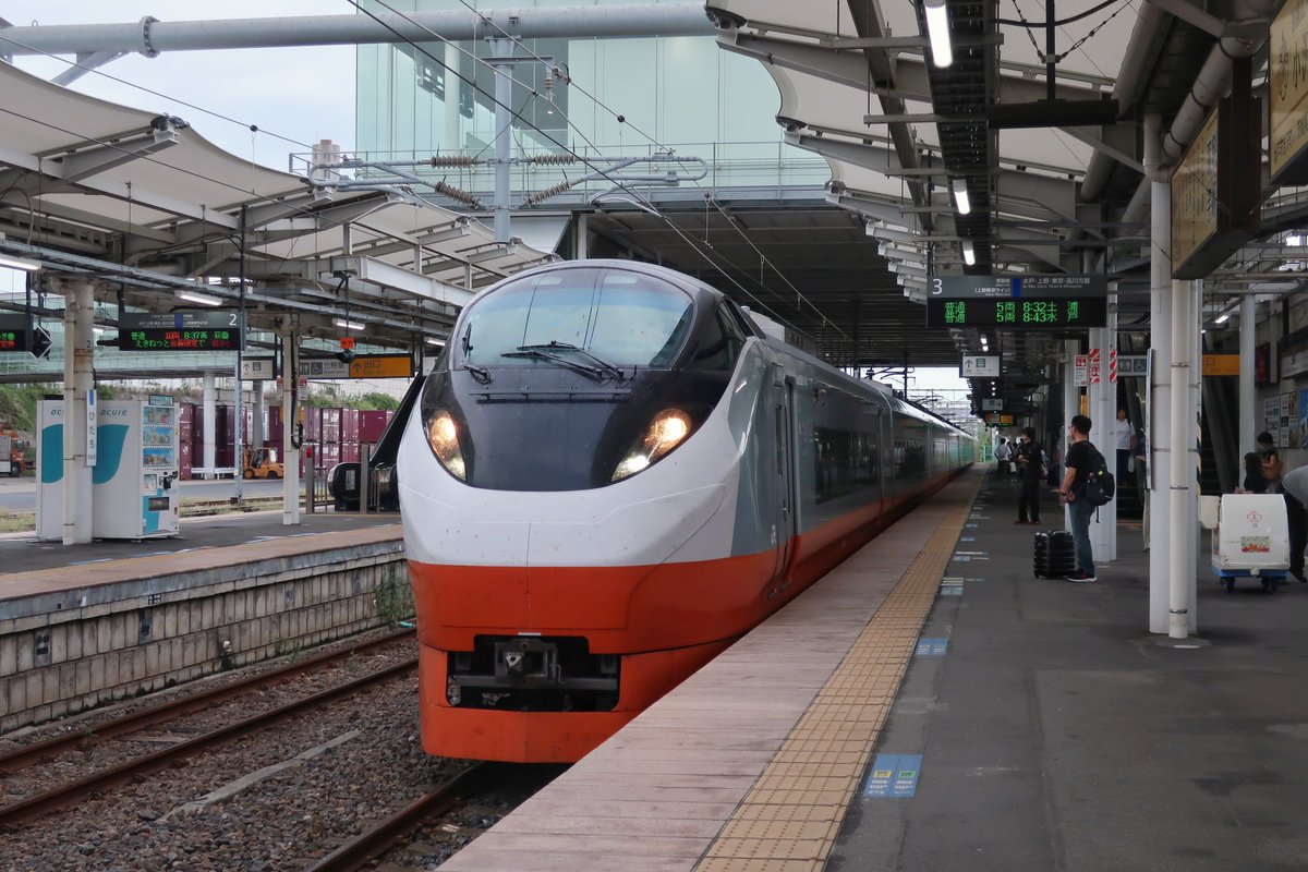 ooseno7100's tweet image. E657系
日立からオレンジ色に乗って、上野で降りたら、隣は紅梅色がいました。