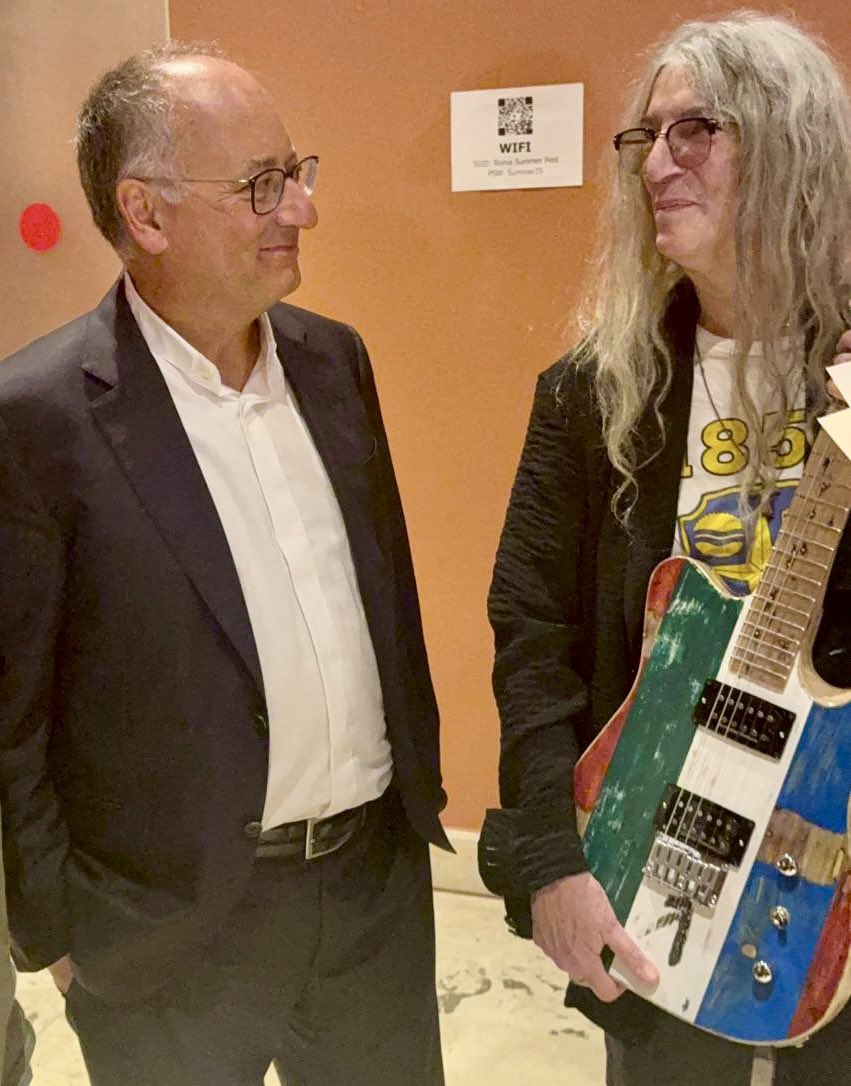 Ieri sera prima di un concerto vero, intenso, pieno di passione, schietto, abbiamo donato a #PattiSmith una chitarra elettrica 🎸 realizzata dai detenuti dal carcere di Secondigliano con i legni delle barche dei migranti. Lei ha capito la forza di quello strumento “capace di dare