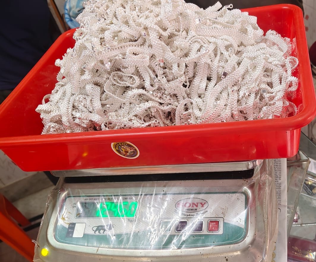 BSF_SOUTHBENGAL's tweet image. In an intelligence-based operation, #AlertBSF troops of @BSF_SOUTHBENGAL successfully foiled a smuggling attempt and seized 12.460 Kg of silver ornaments worth ₹11.48 lakh, being smuggled from India to Bangladesh.
#BSFseizedSilver
#FirstLineOfDefence