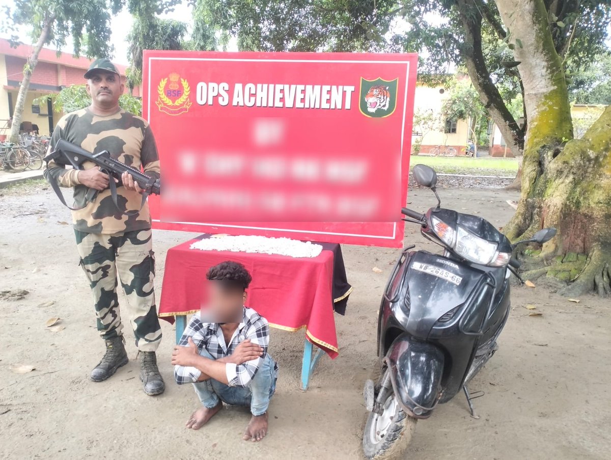 BSF_SOUTHBENGAL's tweet image. In an intelligence-based operation, #AlertBSF troops of @BSF_SOUTHBENGAL successfully foiled a smuggling attempt and seized 12.460 Kg of silver ornaments worth ₹11.48 lakh, being smuggled from India to Bangladesh.
#BSFseizedSilver
#FirstLineOfDefence